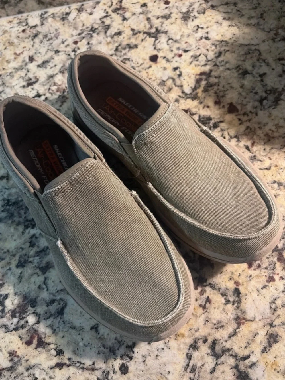 SKECHERS♦️EXTRA WIDE CASUAL SLIP IN